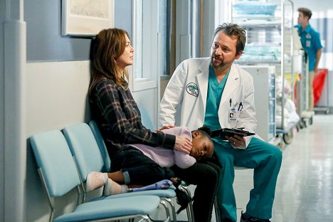 Ellen Pompeo - Grey's Anatomy - How to Save a Life - Photos