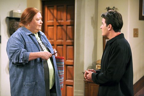 Conchata Ferrell, Charlie Sheen - Two and a Half Men - The Devil's Lube - Photos