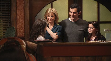 Julie Bowen, Ty Burrell, Ariel Winter - Modern Family - Regrets Only - Photos