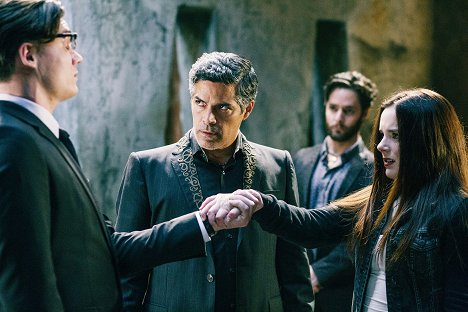 Zane Holtz, Esai Morales, Madison Davenport - From Dusk Till Dawn: The Series - There Will Be Blood - Photos