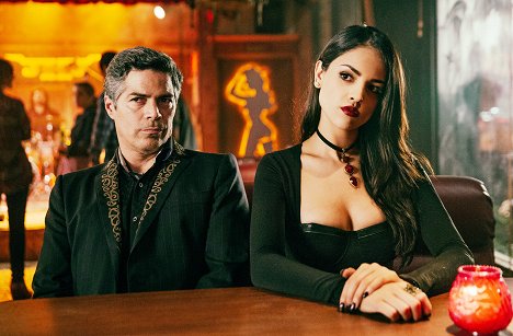 Esai Morales, Eiza González - From Dusk Till Dawn: The Series - There Will Be Blood - Van film