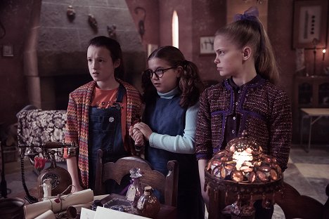 Bella Ramsey, Meibh Campbell, Jenny Richardson - The Worst Witch - Selection Day Part 1 - Photos