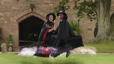 Bella Ramsey, Tamara Smart - The Worst Witch - The Great Wizard's Visit - Photos