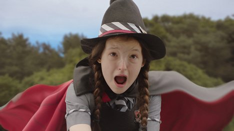 Bella Ramsey - The Worst Witch - The Great Wizard's Visit - Photos