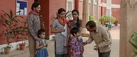 Irrfan Khan, Dishita Sehgal, Saba Qamar - Hindi Medium - Z filmu