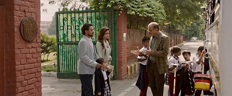 Irrfan Khan, Dishita Sehgal, Saba Qamar - Hindi Medium - De la película