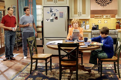 Jon Cryer, Charlie Sheen, Holland Taylor, Angus T. Jones - Two and a Half Men - A Sympathetic Crotch to Cry On - Photos