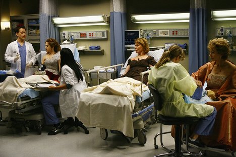 T.R. Knight, Bernadette Peters, Mariette Hartley, Kathy Baker