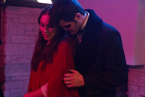 Troian Bellisario - Feed - Do filme