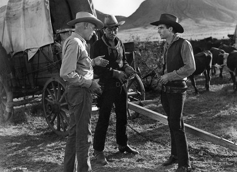 Howard Hawks, John Ireland, Montgomery Clift - La Rivière rouge - Tournage