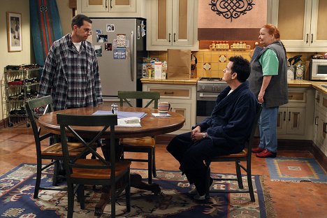 Jon Cryer, Charlie Sheen, Conchata Ferrell - Two and a Half Men - Three Girls and a Guy Named Bud - Photos