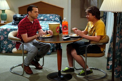 Jon Cryer, Angus T. Jones - Two and a Half Men - Gumby with a Pokey - Van film
