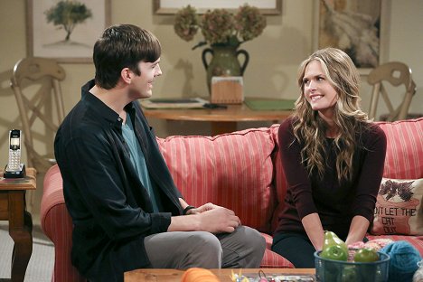 Ashton Kutcher, Maggie Lawson - Two and a Half Men - A Beer-Battered Rip-Off - Photos