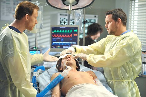 Kevin McKidd, Justin Chambers - Grey's Anatomy - Life During Wartime - Photos