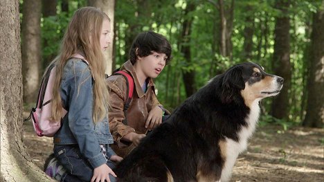 Zoe Fraser, Lucius Hoyos - Bark Ranger - Mein Hund, der Held - Filmfotos