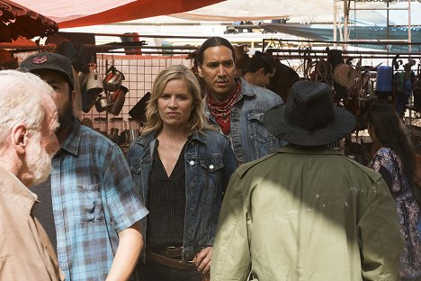 Kim Dickens, Michael Greyeyes - Fear the Walking Dead - Der Wahrsager - Filmfotos