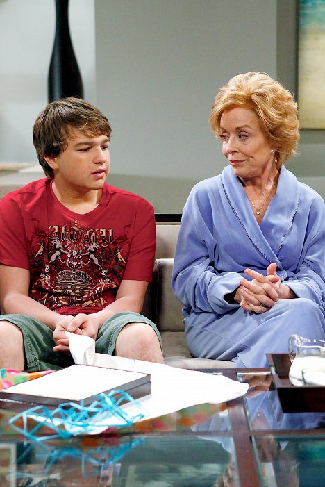 Angus T. Jones, Holland Taylor - Dva a půl chlapa - Jarní vánek na špejli - Z filmu