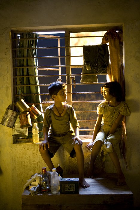 Ayush Mahesh Khedekar, Rubina Ali - Slumdog Millionaire - Van film