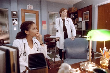 Gloria Reuben, Laura Innes - Emergency Room - Season 4 - Filmfotos