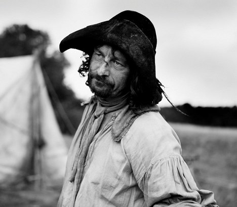 Peter Ferdinando - A Field in England - Filmfotos