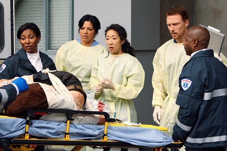 Nicole Rubio, Sara Ramirez, Sandra Oh, Kevin McKidd - Grey's Anatomy - These Ties That Bind - Photos