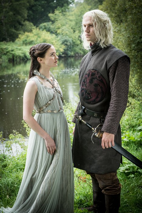 Aisling Franciosi, Wilf Scolding - Game of Thrones - The Dragon And The Wolf - Van film