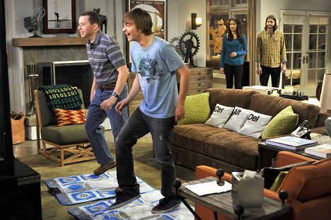 Jon Cryer, Angus T. Jones, Sophie Winkleman, Ashton Kutcher - Two and a Half Men - Slowly and in a Circular Fashion - Photos