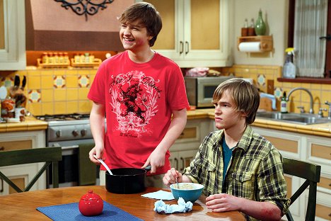 Angus T. Jones, Graham Patrick Martin - Two and a Half Men - Lookin' for Japanese Subs - Photos