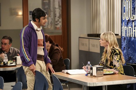Kunal Nayyar, Riki Lindhome - The Big Bang Theory - Das Doktor-Ramona-Dankeschön - Filmfotos