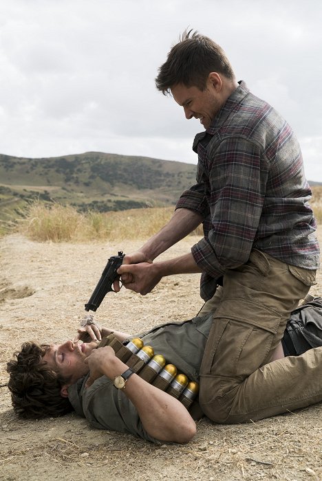 Daniel Sharman, Sam Underwood - Fear the Walking Dead - Brother's Keeper - Van film