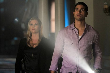 Emily Procter, Adam Rodriguez - Les Experts : Miami - By the Book - Film