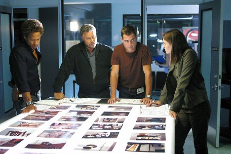 Gary Dourdan, William Petersen, George Eads, Jorja Fox - CSI: Crime Scene Investigation - Homebodies - Photos