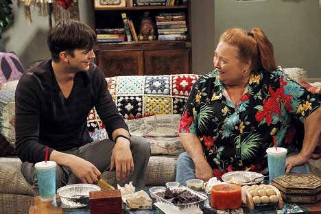 Ashton Kutcher, Conchata Ferrell - Two and a Half Men - I Scream When I Pee - Photos