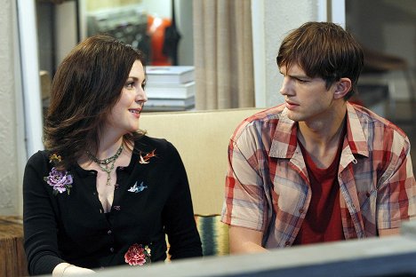 Melanie Lynskey, Ashton Kutcher - Two and a Half Men - Ferrets, Attack! - Photos