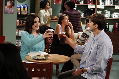 Melanie Lynskey, Ashton Kutcher - Two and a Half Men - Hinterlistig und verschlagen - Filmfotos