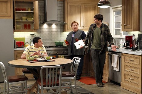 Jon Cryer, Conchata Ferrell, Ashton Kutcher - Two and a Half Men - That's Not What They Call It in Amsterdam - Photos