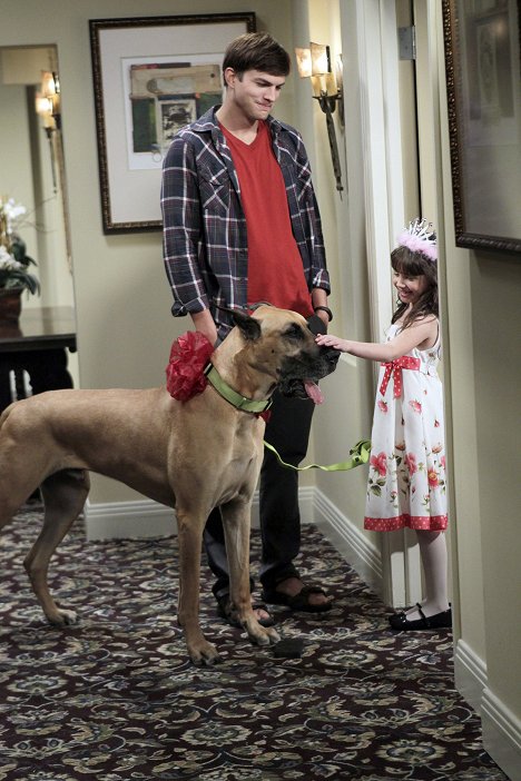 Ashton Kutcher, Talyan Wright - Two and a Half Men - A Big Bag of Dog - Photos