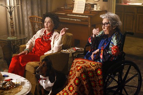 Jeanette Miller, Frances Bay - The Middle - The Floating Anniversary - De la película