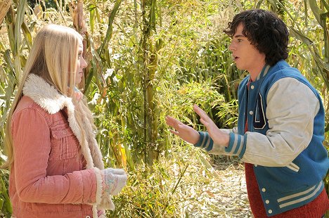 Megan Hubbell, Charlie McDermott - The Middle - Thanksgiving - Photos