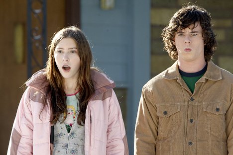Eden Sher, Charlie McDermott - The Middle - Siblings - Photos