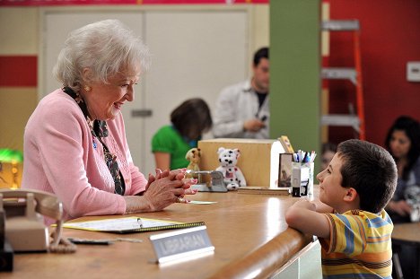 Betty White, Atticus Shaffer - The Middle - Average Rules - Photos