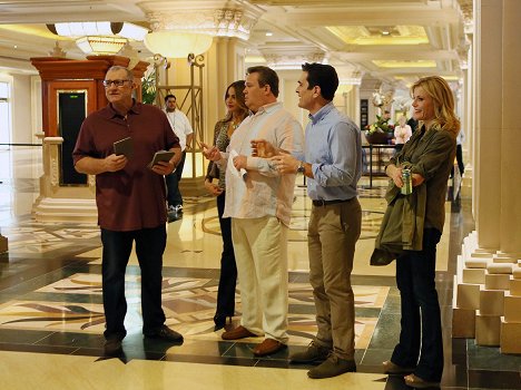 Ed O'Neill, Sofía Vergara, Eric Stonestreet, Ty Burrell, Julie Bowen - Modern Family - Verwirrendes Vegas - Filmfotos