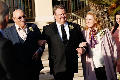 Barry Corbin, Eric Stonestreet, Celia Weston - Modern Family - The Wedding (1) - Photos