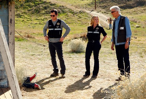George Eads, Elisabeth Shue, Ted Danson - CSI: Crime Scene Investigation - Stealing Home - Photos
