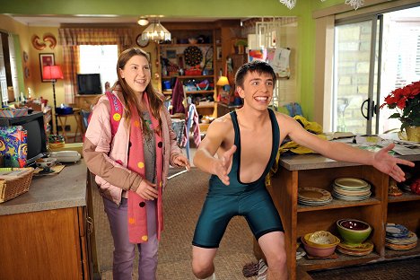 Eden Sher, Vincent Martella - The Middle - Year of the Hecks - Photos