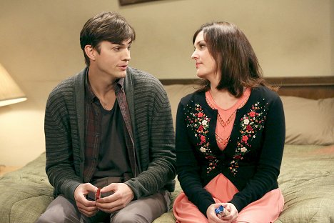 Ashton Kutcher, Melanie Lynskey - Two and a Half Men - Der listige Larry - Filmfotos