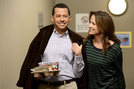 Jon Cryer, Paula Marshall - Two and a Half Men - Numero Uno Accidente Lawyer - Photos