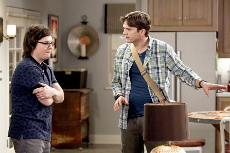 Clark Duke, Ashton Kutcher - Dva a půl chlapa - Vítej doma, Jakeu - Z filmu