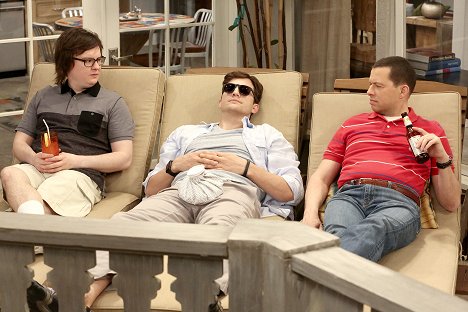 Clark Duke, Ashton Kutcher, Jon Cryer - Two and a Half Men - Darf ich aus ihrem Schlauch trinken - Filmfotos