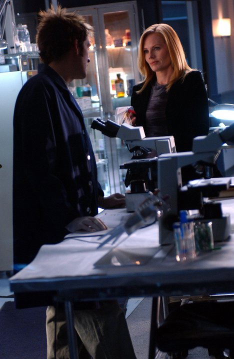 Eric Szmanda, Marg Helgenberger - CSI: Crime Scene Investigation - Eleven Angry Jurors - Photos